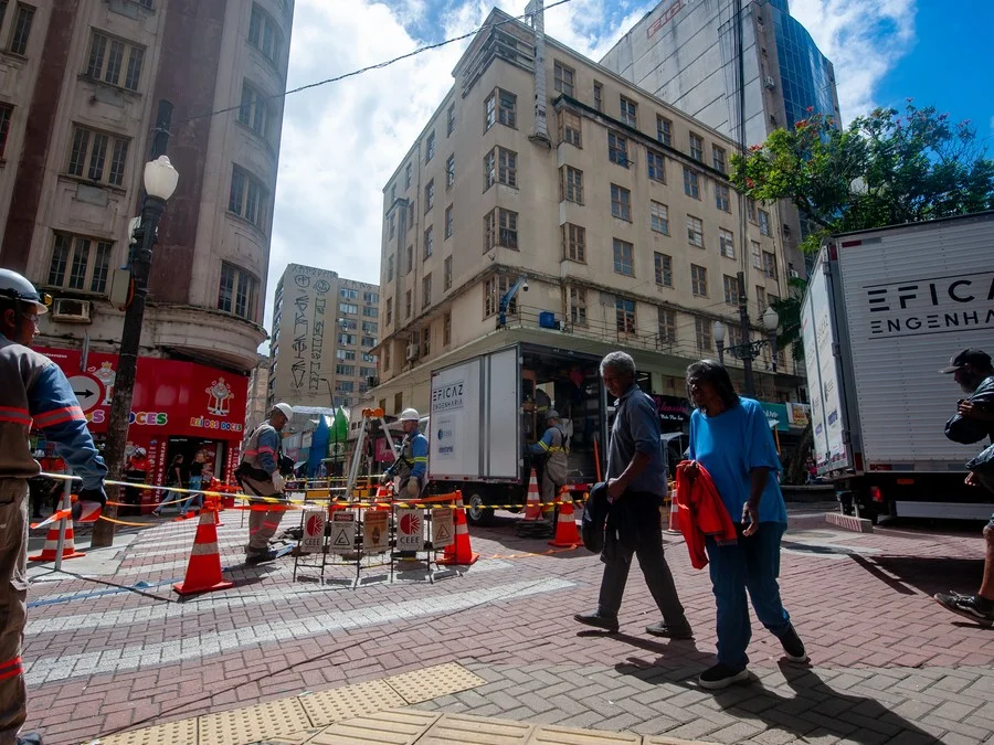 Explosão em tubulação subterrânea no encontro da Rua Vigário José Inácio com a Av. Otávio Rocha assusta comerciantes e transeuntes do Centro de Porto Alegre Foto : Camila Cunha/CP