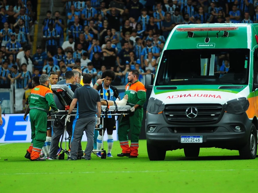 Lateral foi socorrido de ambulância na Arena Foto : Fabiano do Amaral