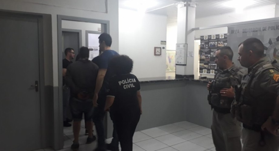 Um dos criminosos está sendo ouvido pela autoridade policial e o outro direcionou os policiais onde o corpo estava. Foto: Paulinho Paes/ Tua Rádio Cristal.
