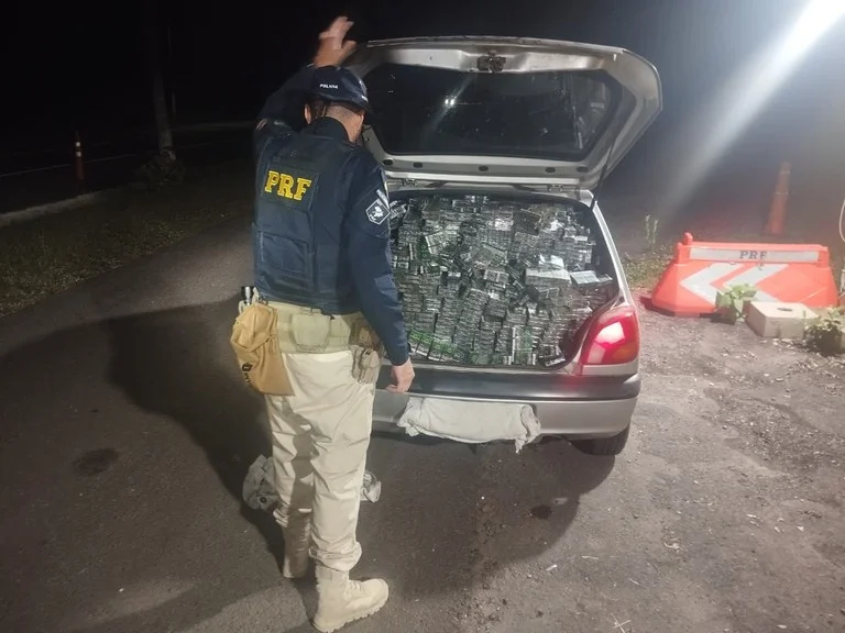 Veículo Fiesta com placas de Esteio, conduzido por um homem de 29 anos, estava lotado de cigarros contrabandeados Foto : PRF / CP