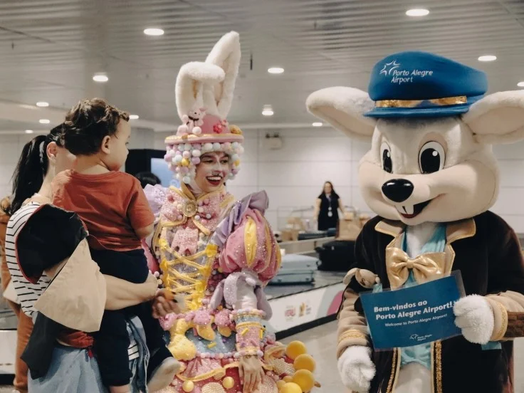 Passageiros foram recebidos por personagens especiais, como o Comandante Coelho e a Coelhete Foto : Fraport Brasil / Divulgação / CP