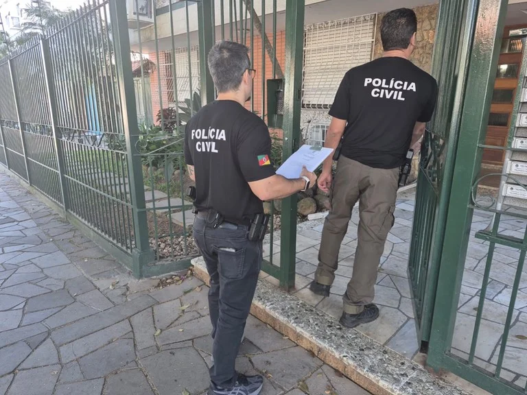 Foram apreendidas três pistolas (duas calibre 9mm e uma calibre .380), uma carabina calibre 22 e mais de 1.100 munições Foto : Polícia Civil / CP