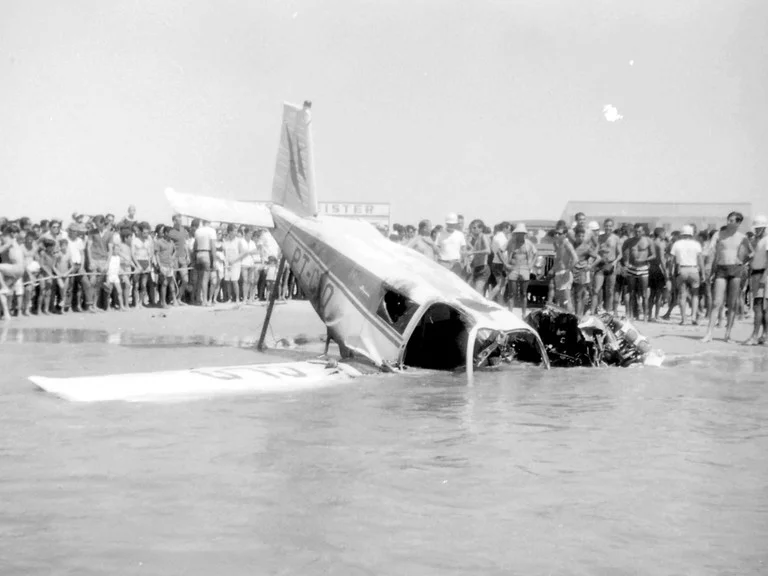 Avião Pipper caiu em Tramandaí 1967 Foto : Santos Vidarte / CP Memória