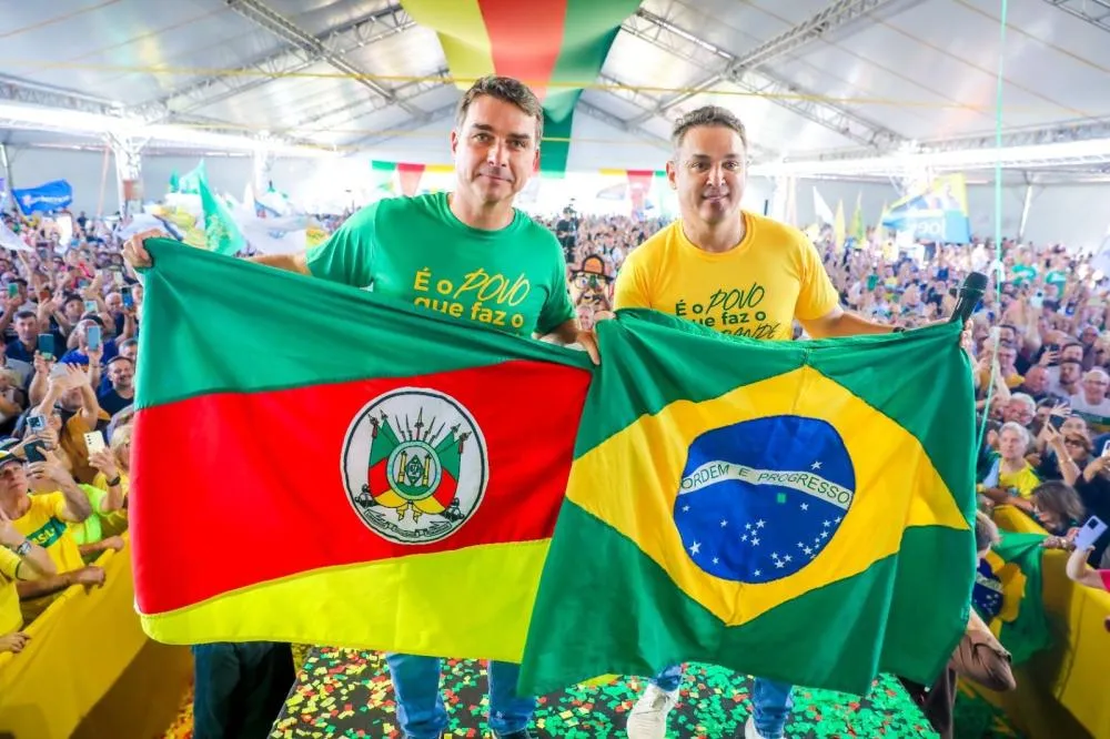 Foto capa: Flávio Bolsonaro e Luciano Zucco (Foto: Marcos Nagelstein)