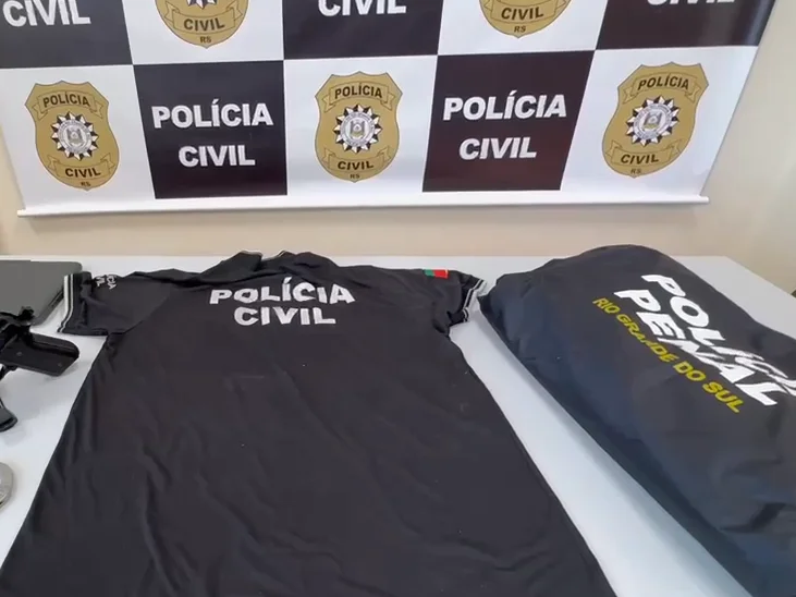 Dupla que se passava por policiais foram presos com colete da Polícia Civil, uma jaqueta da polícia penal, sumilacro de arma de fogo, algema e celulares Foto : Polícia Civil / CP