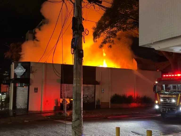 Padaria no bairro Petrópolis ficou destruída nesta terça-feira Foto : Record / Reprodução