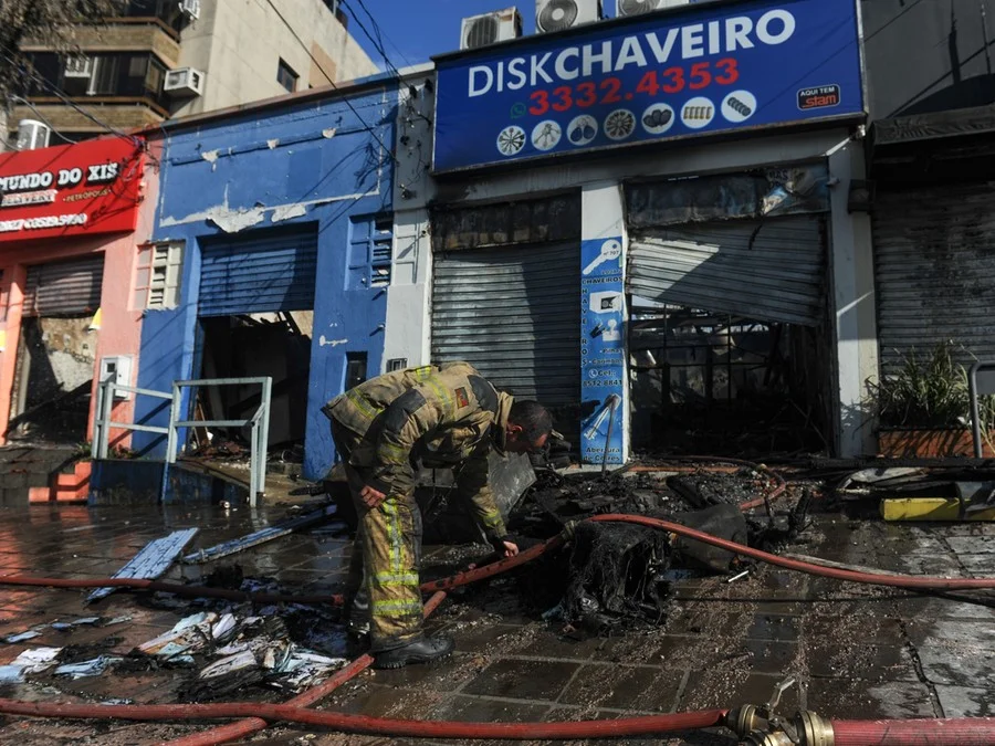 Incêndio atinge três estabelecimentos na zona Leste de Porto Alegre Foto : Camila Cunha / CP