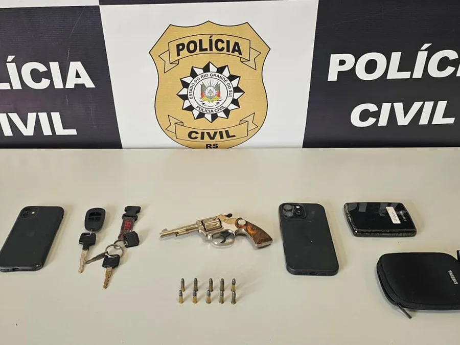 Polícia Civil apreendeu celulares, armas, um revólver e outros equipamentos do casal que se passava por policiais Foto : Polícia Civil / CP