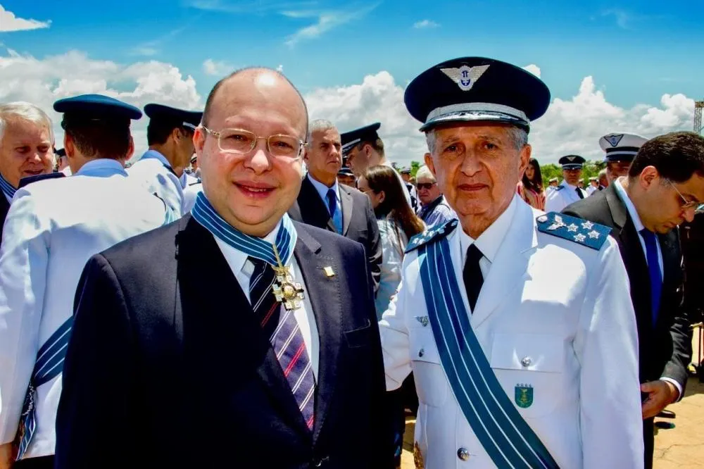 Foto: Na foto Tatim sendo admitido como comendador da Ordem do Mérito Aeronáutico (Fonte Presidência da República)