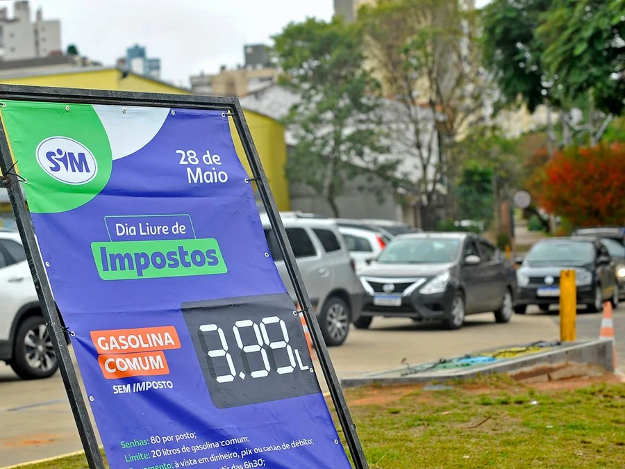 Em um posto de combustível localizado na avenida Ipiranga, no bairro Petrópolis, logo cedo estavam sendo distribuídas senhas para abastecimento de gasolina comum Foto : Alina Souza