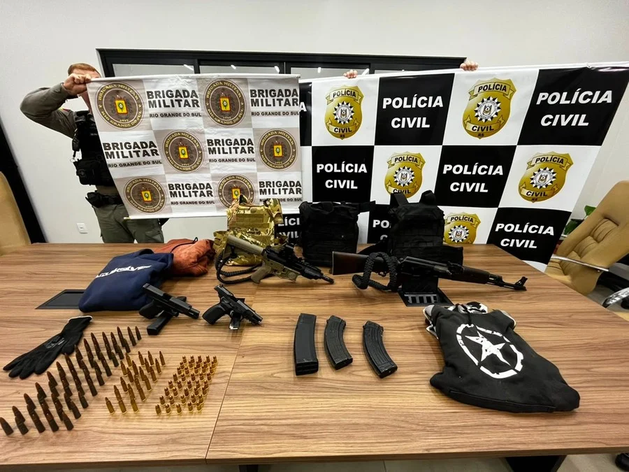 Armas foram apreendidas pelas forças policiais durante as buscas Foto : Polícia Civil / Divulgação / CP