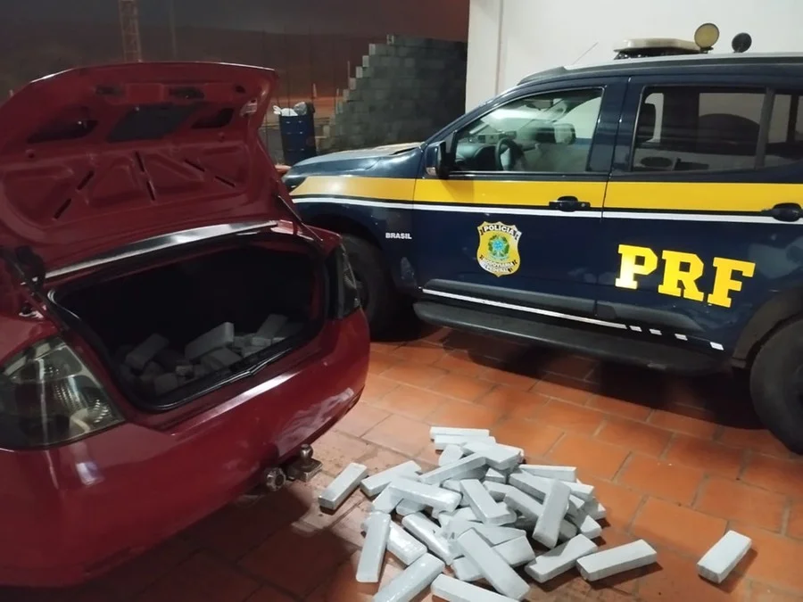 A droga estava distribuída em tabletes no porta-malas do carro conduzido pelo suspeito Foto : Polícia Rodoviária Federal/ CP