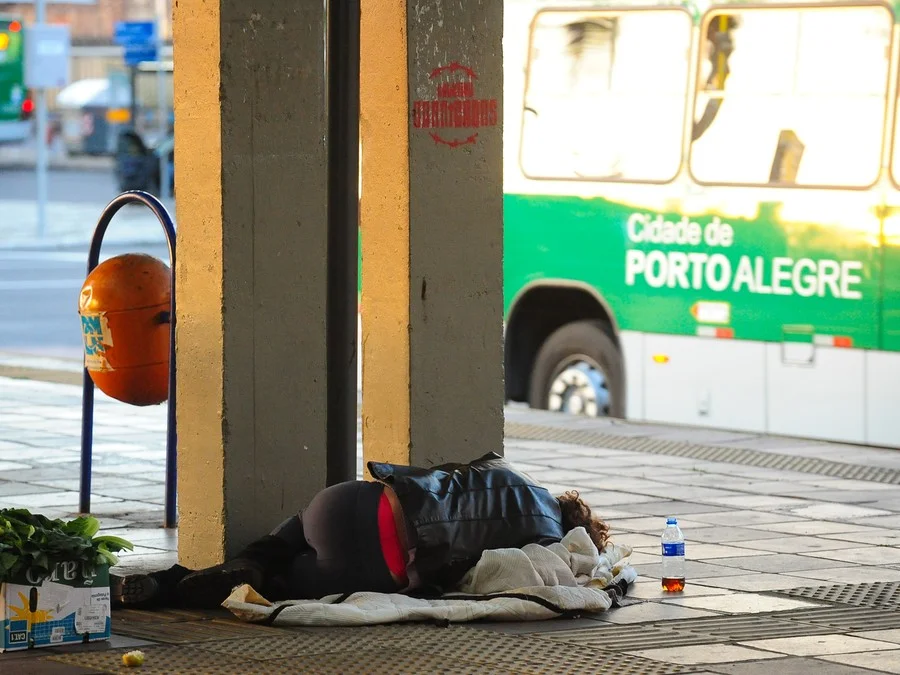 Pessoas em situação de rua acampadas lotam o Centro Histórico de Porto Alegre Foto : Fabiano do Amaral