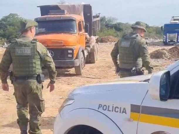 No local, policiais constataram a formação de um depósito clandestino de resíduos sólidos da construção civil Foto : BM / Divulgação / CP
