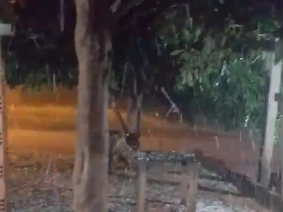 O temporal de granizo causou acumulo de gelo na zona rural de MaçambaráFoto : Natieli de Souza/ Especial/ CP