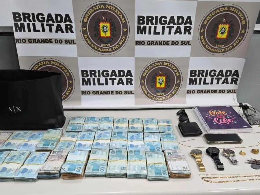 Além do dinheiro, também foram apreendidos joias, relógios, documentos, um telefone celular e um caderno com anotações de nomes e valores Foto : Brigada Militar / CP