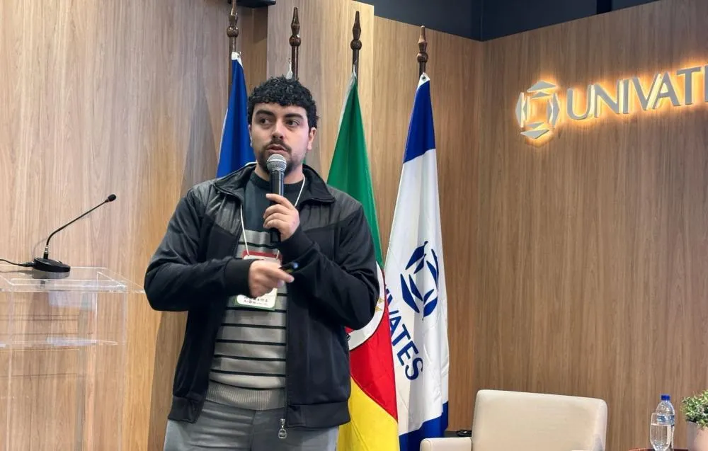 Palestrante é metereologista da UFSM (Foto: Elisangela Favaretto)