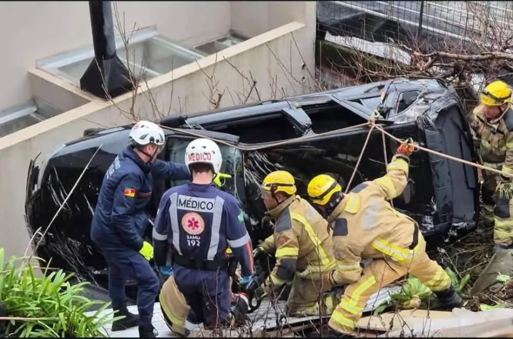 Homem sofre mal súbito e carro capota em pátio de residência em Bento Gonçalves