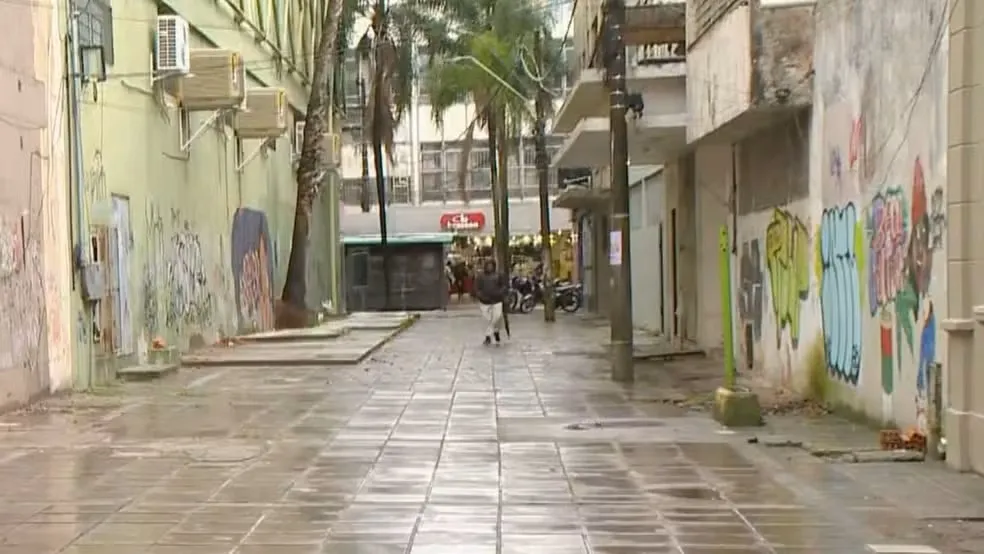 Homem em situação de rua foi encontrado morto em calçada de Pelotas (RS) — Foto: Reprodução/RBS TV