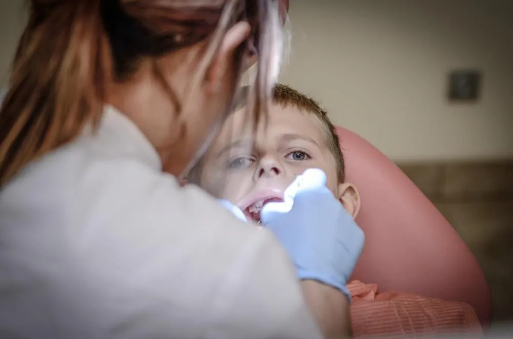 Tratamentos que uma clínica odontológica completa oferece (e quando você precisa de cada um)