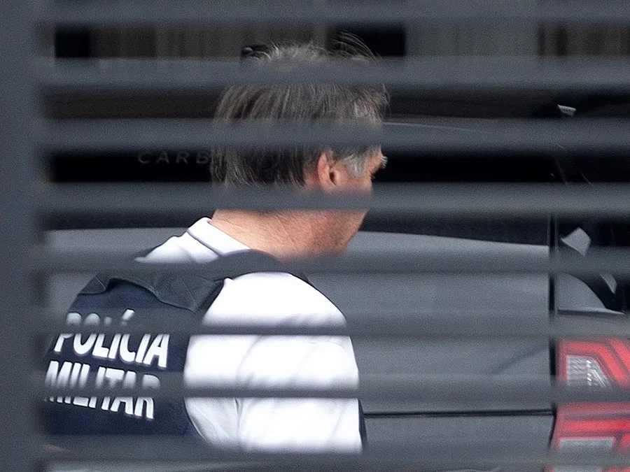 Polícia Civil do DF indicia segurança de Bolsonaro que foi flagrado com a arma do ex-presidente Foto : Vinicius Schmidt / Metropoles / AFP