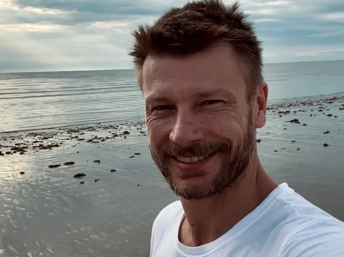Rodrigo Hilbert ajudou a desatolar carro da lama Foto : Instagram / Reprodução / CP