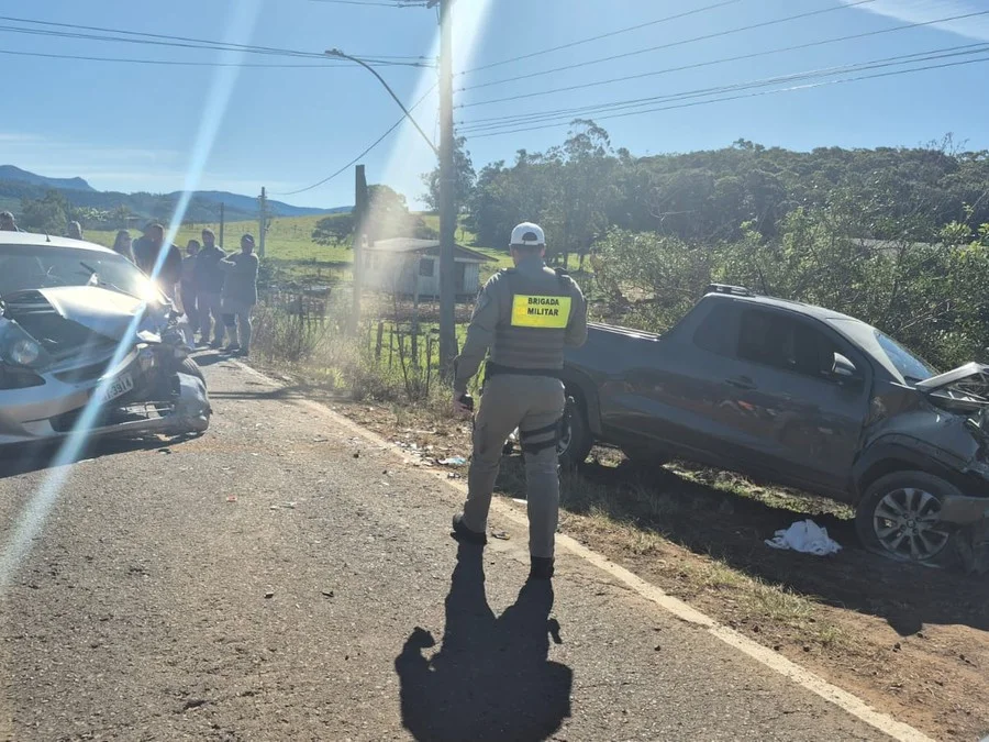Condutor do Honda Fit veio a óbito; motorista e passageira da Fiat Strada foram encaminhados em estado grave para hospital de Torres Foto : BM / Divulgação / CP