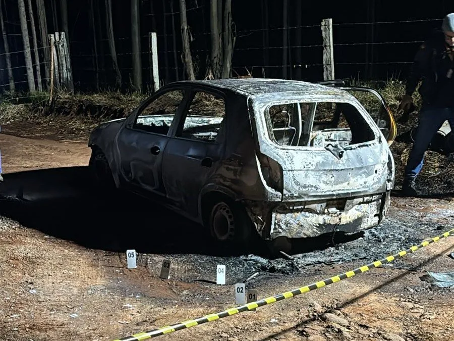 Durante o trabalho da perícia, ainda foram localizadas diversas capsulas de munição calibre .380 Foto : Polícia Civil / Divulgação / CP