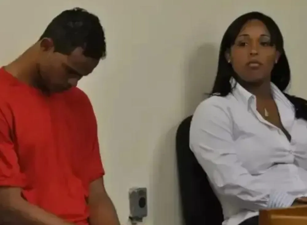 runo e Dayanne no início do julgamento sobre a morte de Eliza Samúdio em 2013 Foto : TJMG / Reprodução / CP