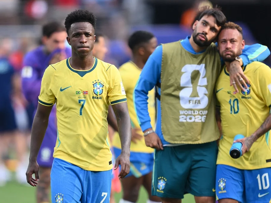 Vini Jr (e) nega que tenha abdicado da cobrança de pênaltis Foto : Angela Weiss / AFP / CP