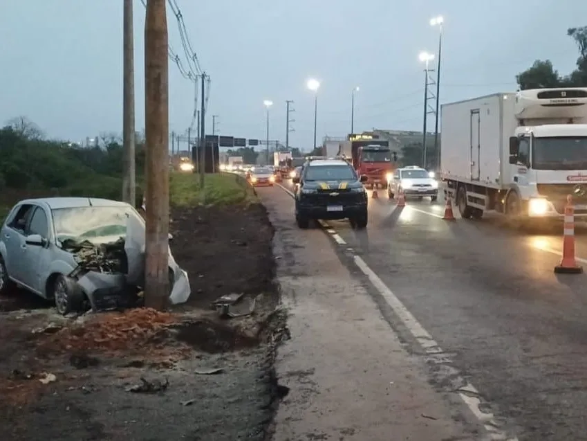 Veículo saiu da pista e colidiu contra um poste na manhã desta segunda-feira Foto : PRF / CP