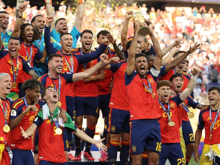 Rodri levanta a taça do mundial para festa espanhola Foto : Odd Andersen / AFP / CP