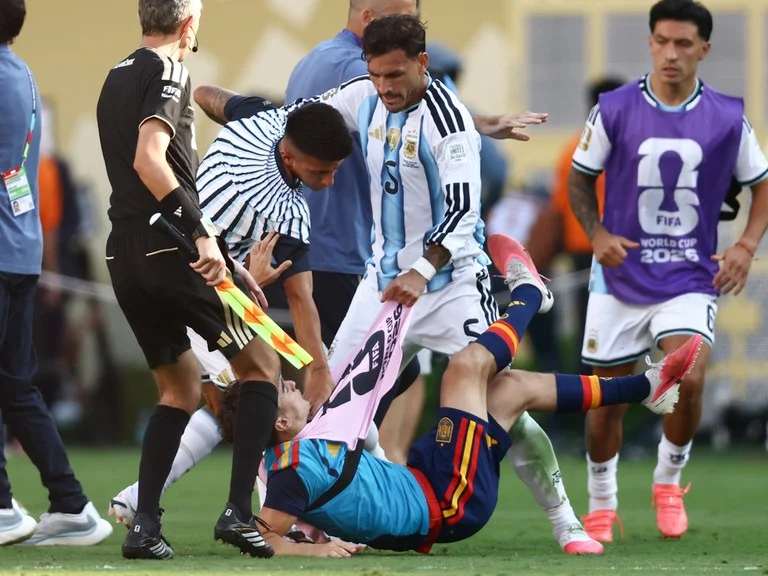 Após o fim da partida, jogadores argentinos puxaram briga com os espanhóis Foto : CHARLY TRIBALLEAU / AFP / CP