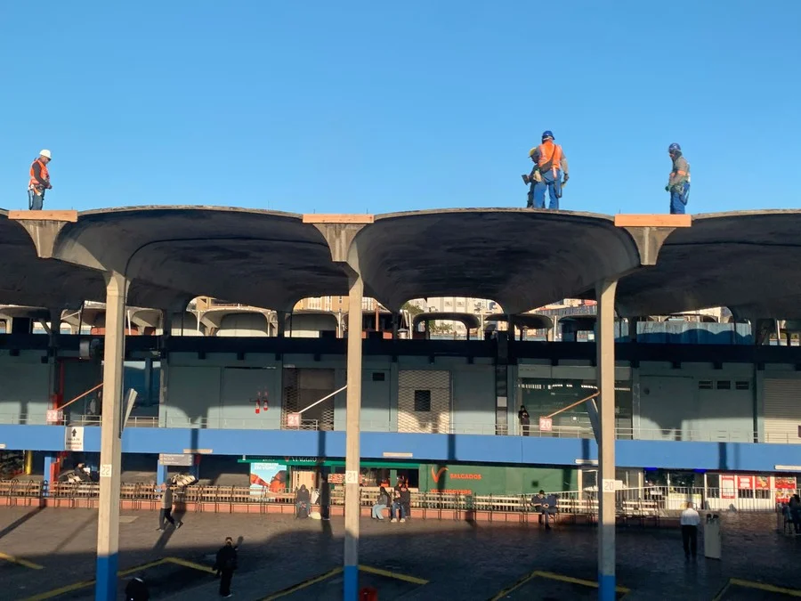 Trabalhadores atuam na reforma da cobertura da estação rodoviária Foto : Alina Souza