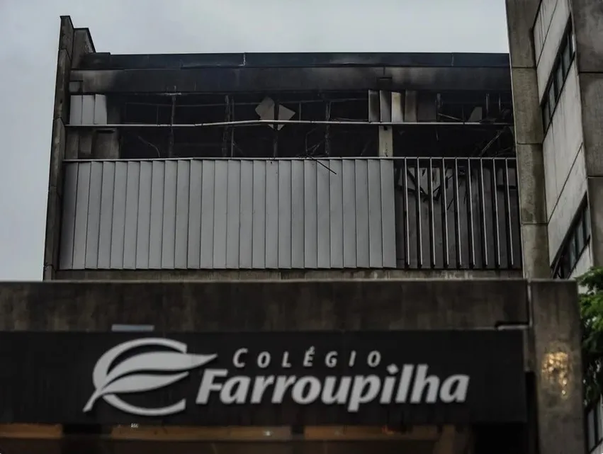 Colégio Farroupilha foi atingido por incêndio na madrugada desta terça-feira Foto : Camila Cunha