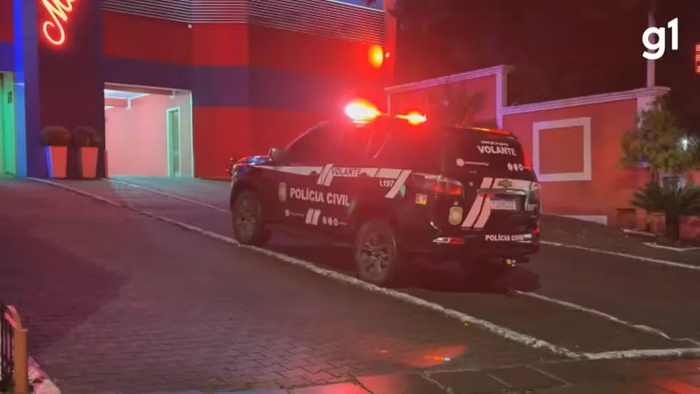 Quarto de motel pega fogo e homem pula muro para fugir em Porto Alegre — Foto: Reprodução/RBS TV