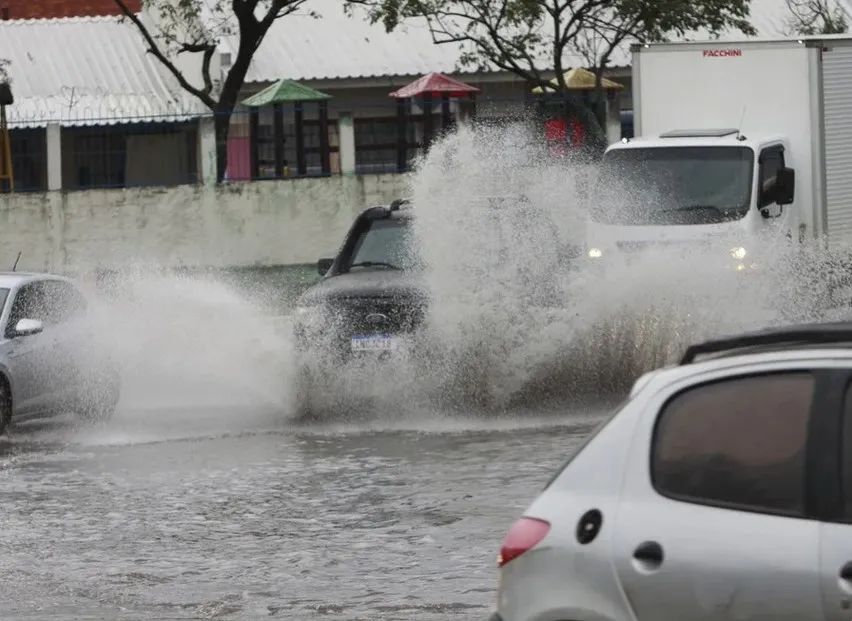 Chuva que atinge a Capital desde o domingo já causou transtornos. Foto : Mauro Schaefer