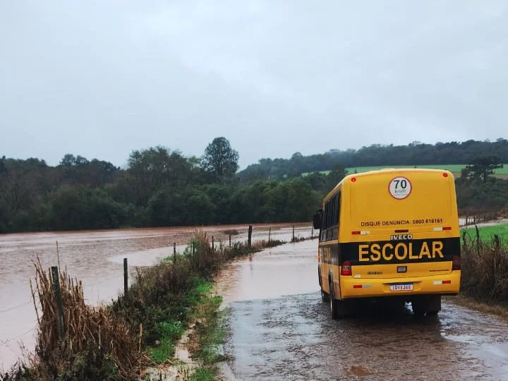 Decisão de cancelar aulas considera as condições das estradas e a segurança da comunidade escolar Foto : Defesa Civil de Ernestina / Divulgação / CP