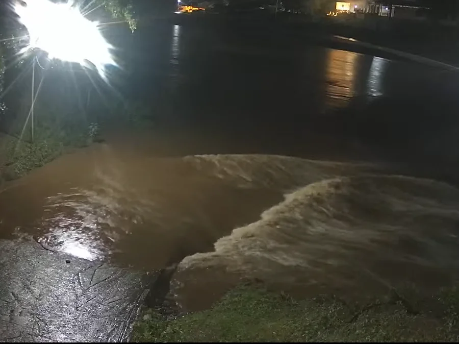 Força das águas encobriu ponte na região Foto : Reprodução CP