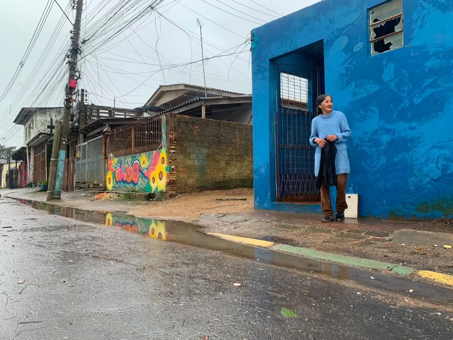 Maria Salete Correa Santos, moradora há mais de 60 anos do Sarandi, comenta que, mesmo preocupando, a chuva persistente não chega às casas Foto : Camila Mendes / Especial / CP