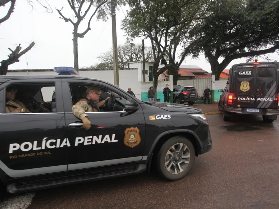 Mãe se despede do filho sob forte esquema de segurança em cemitério de Viamão