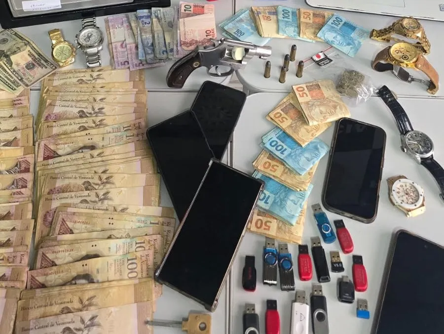 Dois investigados foram presos em flagrante em Gravataí e Balneário Camboriú por posse irregular de armas de fogo Foto : Polícia Civil / CP