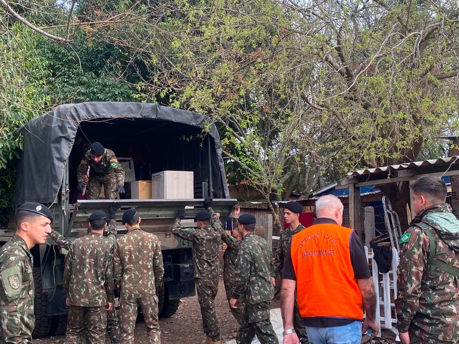 Todos as pessoas que estão fora de casa neste domingo foram retirados de forma preventiva e tiveram a ajuda do Exército para o transporte Foto : Defesa Civil de Uruguaiana / CP