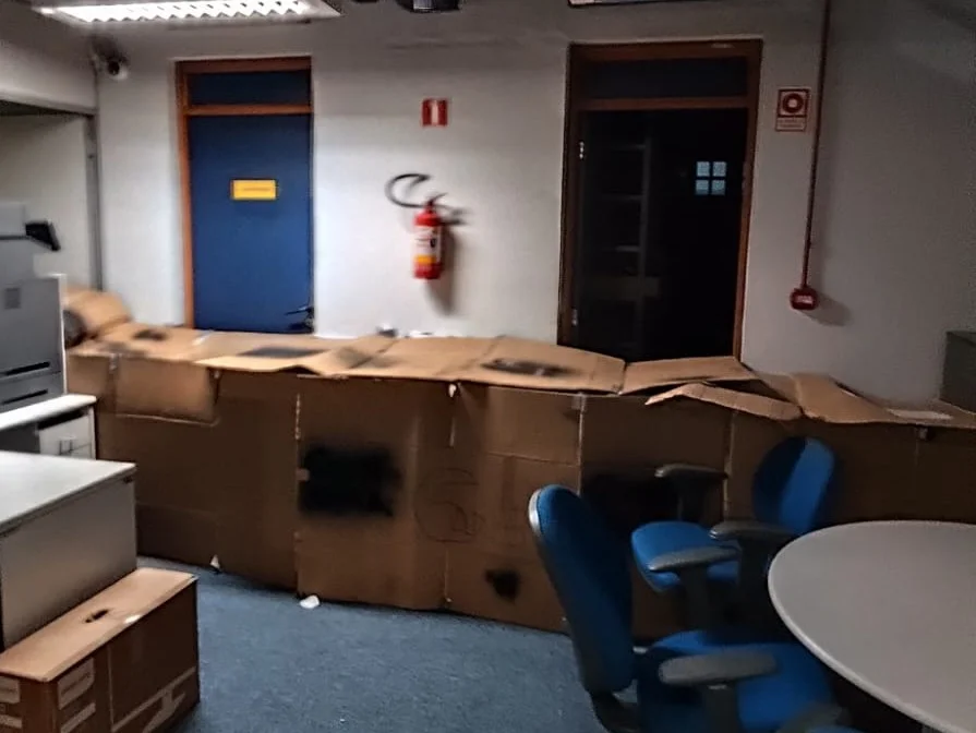 Grupo usou caixas de papelão para fazer túnel improvisado, tentando driblar os sensores de movimento da agência e acessar cofre Foto : Polícia Civil / Divulgação / CP