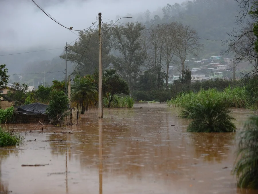 Segundo o instituto, o estado poderá ser atingido por chuvas de 20 a 30 milímetros por hora ou até 50 mm/dia, ventos intensos (40-60 km/h), e queda de granizo Foto : Camila Cunha