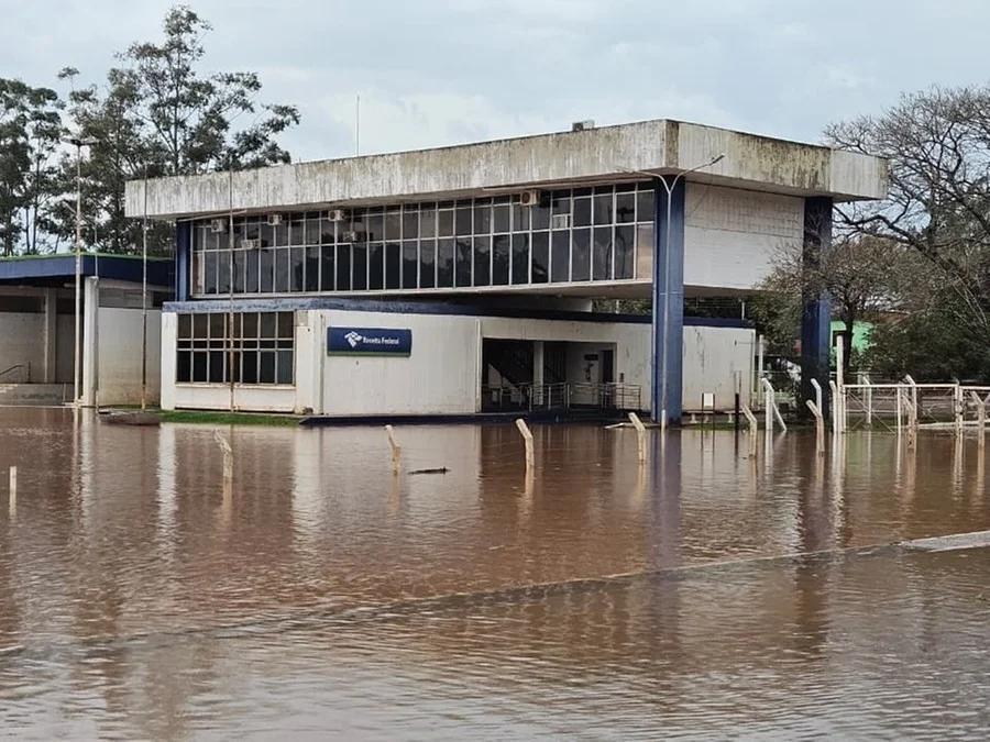 Água do rio Uruguai chegou próxima ao posto da Receita Federal em Itaqui nesta segunda-feira Foto : Juliano Cabral / Prefeitura de Itaqui / CP