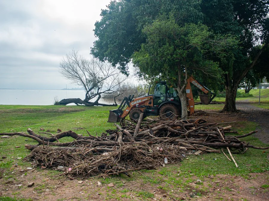Detritos no Guaíba, trazidos pelas cheias dos seus rios afluentes Foto : Camila Cunha
