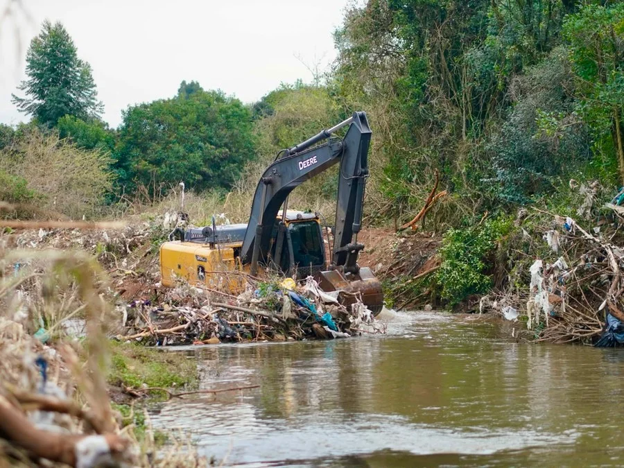 Maquinário é utilizado para retirar entulhos, galhos, vegetação, móveis e outros materiais que ficaram acumulados às margens do rio após a enchente Foto : Michel Sanderi / Prefeitura de Passo Fundo / CP