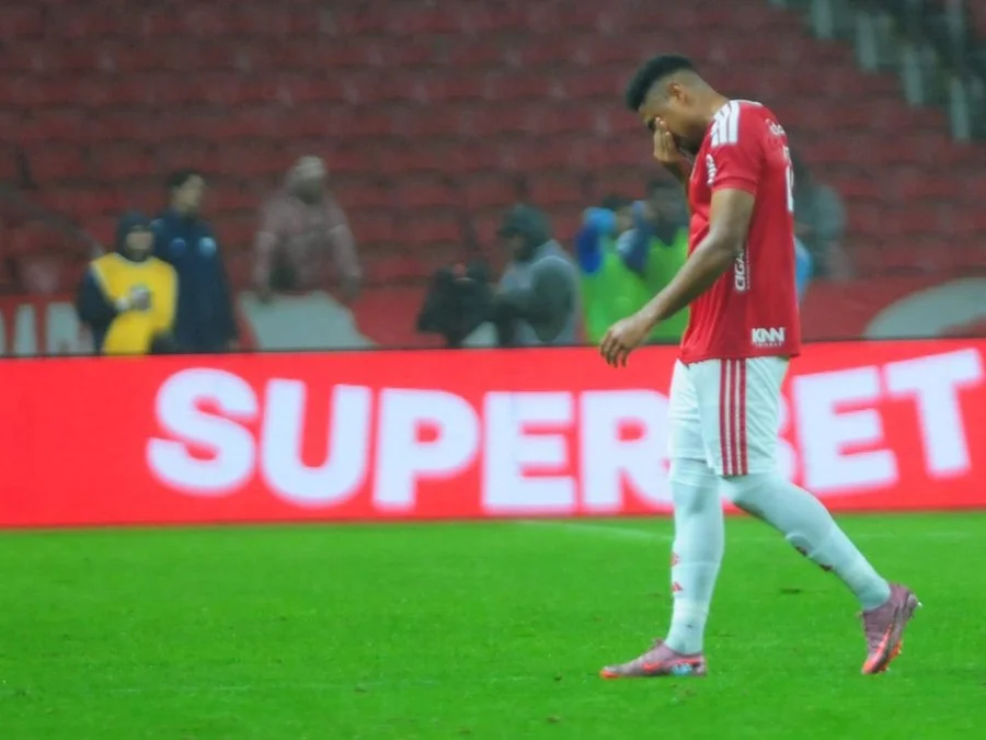 Victor Gabriel entrou em campo após o intervalo e foi expulso 13 minutos depois na derrota do Inter para o Cruzeiro Foto : Mauro Schaefer