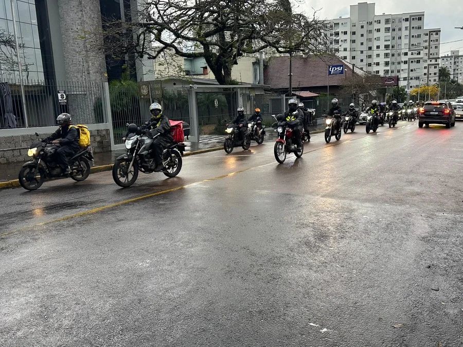Cortejo homenageia entregador morto por veículo em fuga em Novo Hamburgo